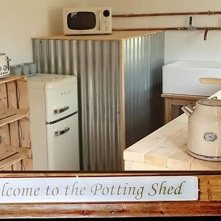 The Potting Shed Near Tenby, 100" Projector, Four Poster Bed, On-Site Hot Tub Access Via Spa Pack, Breakfast Εξωτερικό φωτογραφία