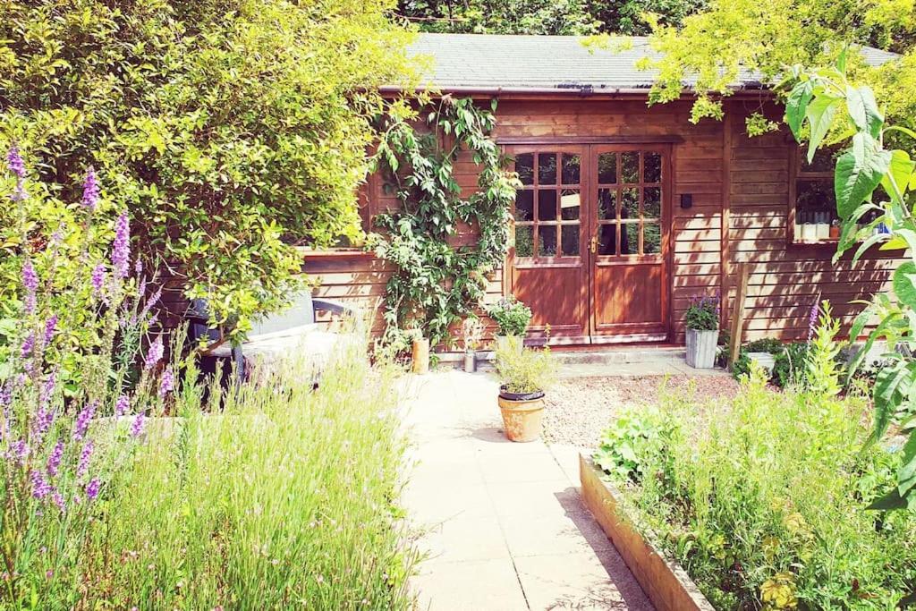The Potting Shed Near Tenby, 100" Projector, Four Poster Bed, On-Site Hot Tub Access Via Spa Pack, Breakfast Εξωτερικό φωτογραφία