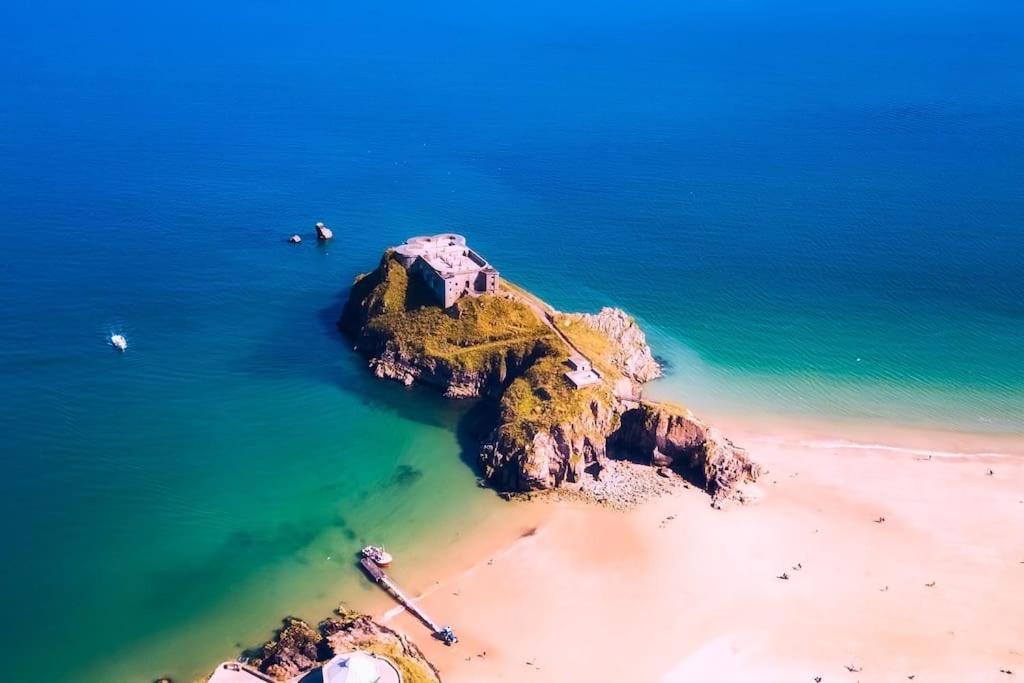 The Potting Shed Near Tenby, 100" Projector, Four Poster Bed, On-Site Hot Tub Access Via Spa Pack, Breakfast Εξωτερικό φωτογραφία
