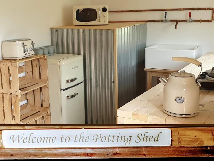 The Potting Shed Near Tenby, 100" Projector, Four Poster Bed, On-Site Hot Tub Access Via Spa Pack, Breakfast Εξωτερικό φωτογραφία