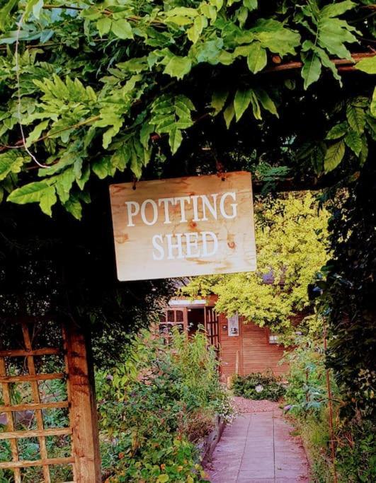The Potting Shed Near Tenby, 100" Projector, Four Poster Bed, On-Site Hot Tub Access Via Spa Pack, Breakfast Εξωτερικό φωτογραφία