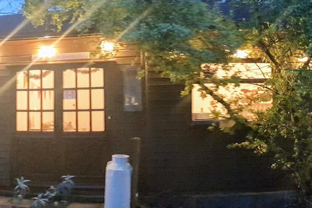 The Potting Shed Near Tenby, 100" Projector, Four Poster Bed, On-Site Hot Tub Access Via Spa Pack, Breakfast Εξωτερικό φωτογραφία