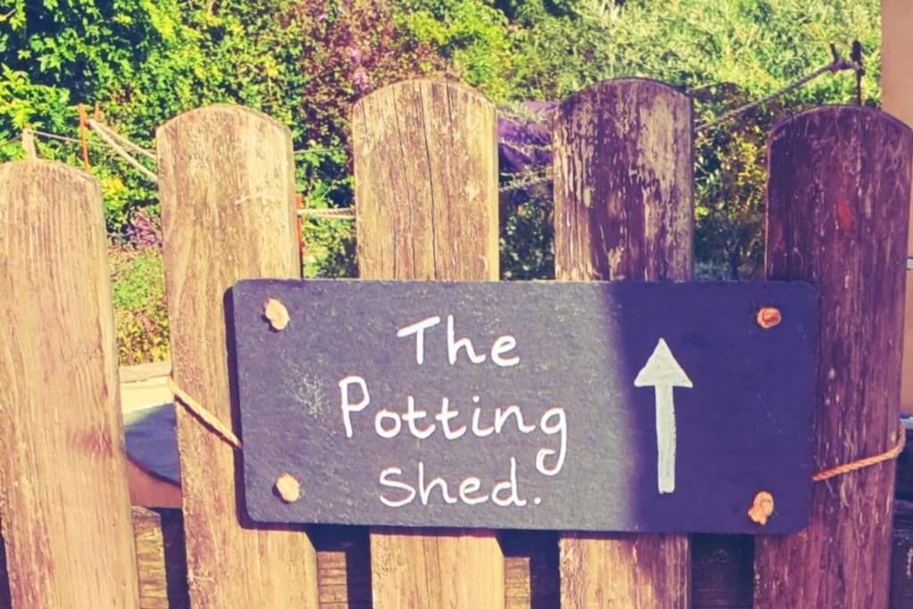 The Potting Shed Near Tenby, 100" Projector, Four Poster Bed, On-Site Hot Tub Access Via Spa Pack, Breakfast Εξωτερικό φωτογραφία