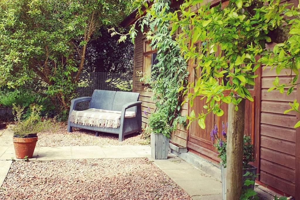 The Potting Shed Near Tenby, 100" Projector, Four Poster Bed, On-Site Hot Tub Access Via Spa Pack, Breakfast Εξωτερικό φωτογραφία