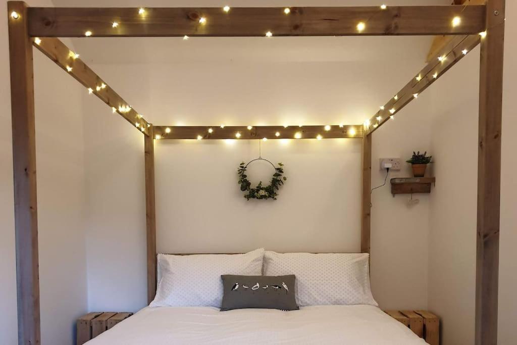 The Potting Shed Near Tenby, 100" Projector, Four Poster Bed, On-Site Hot Tub Access Via Spa Pack, Breakfast Εξωτερικό φωτογραφία
