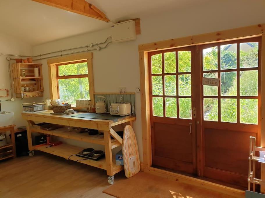 The Potting Shed Near Tenby, 100" Projector, Four Poster Bed, On-Site Hot Tub Access Via Spa Pack, Breakfast Εξωτερικό φωτογραφία
