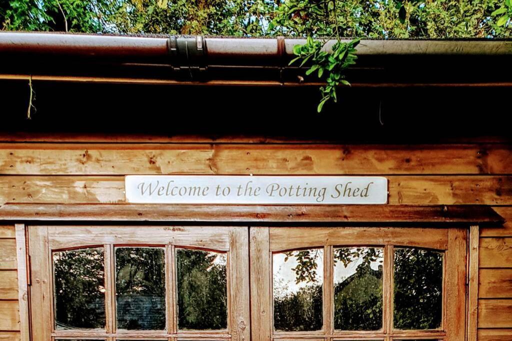 The Potting Shed Near Tenby, 100" Projector, Four Poster Bed, On-Site Hot Tub Access Via Spa Pack, Breakfast Εξωτερικό φωτογραφία